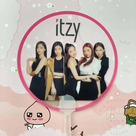 Abanico oficial de ITZY con foto de las cinco integrantes, mercancía K-Pop coleccionable