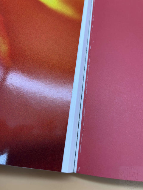 Detalle del interior del álbum Guess Who versión Day&Night de ITZY K-Pop, muestra encuadernado