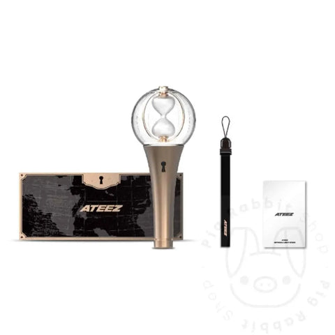 Lightstick oficial de ATEEZ ver.2 con su caja y correa, sobre fondo blanco