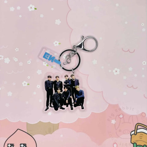 Llavero acrílico de ENHYPEN con foto grupal, merch K-Pop en Pig Rabbit Shop
