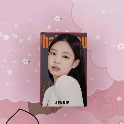 Photocard de Jennie de BLACKPINK sobre fondo rosa de Pig Rabbit Shop
