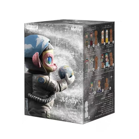 Caja blind box POP MART Molly Anniversary Sculpture Classic Return sobre fondo blanco