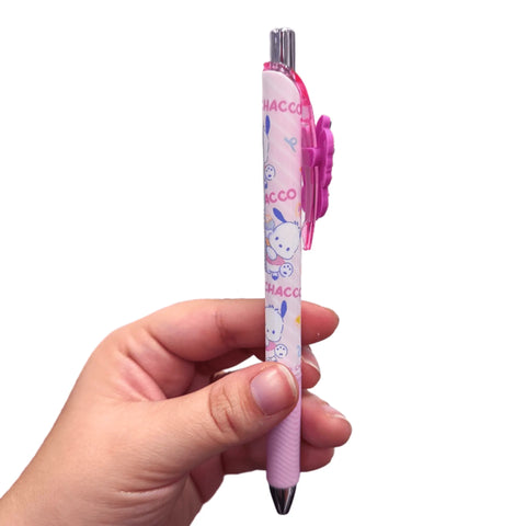 BOLIGRAFO POCHACCO ROSA SANRIO (Tinta color rosa) - Pig Rabbit Shop Kpop store Spain