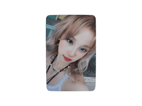 OFFICIAL PHOTOCARD YUQI 1ST MINI ALBUM APPLEMUSIC LUCKY DRAW - Pig Rabbit Shop Kpop store Spain