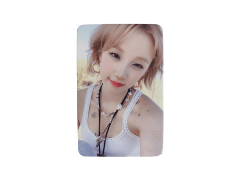 OFFICIAL PHOTOCARD YUQI 1ST MINI ALBUM APPLEMUSIC LUCKY DRAW - Pig Rabbit Shop Kpop store Spain