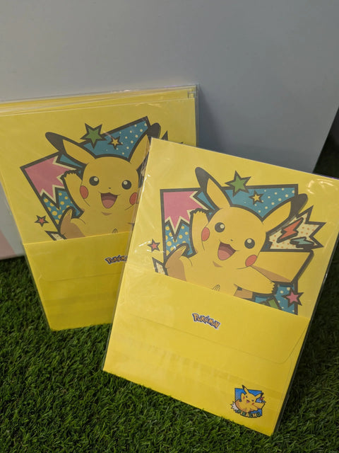 Pokemon 4 Cartas y 2 Sobres PIKACHU - Pig Rabbit Shop Kpop store Spain