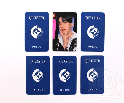 OFFICIAL PHOTOCARD ONEUS 7TH MINI ALBUM – TRICKSTER [POB APPLEMUSIC] (AZUL) - Pig Rabbit Shop Kpop store Spain