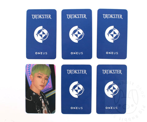 OFFICIAL PHOTOCARD ONEUS 7TH MINI ALBUM – TRICKSTER [POB APPLEMUSIC] (AZUL) - Pig Rabbit Shop Kpop store Spain